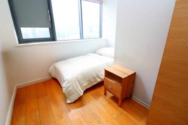 Bright Double Room Close to Canary Wharf Main Photo