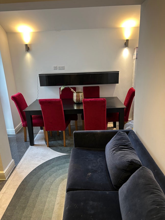 Large room with private shower and bathroom Main Photo