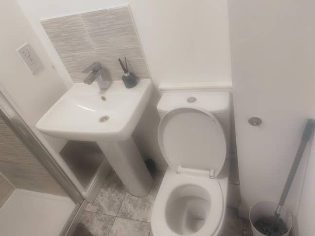 En suite Double Room To Let DA1 Main Photo