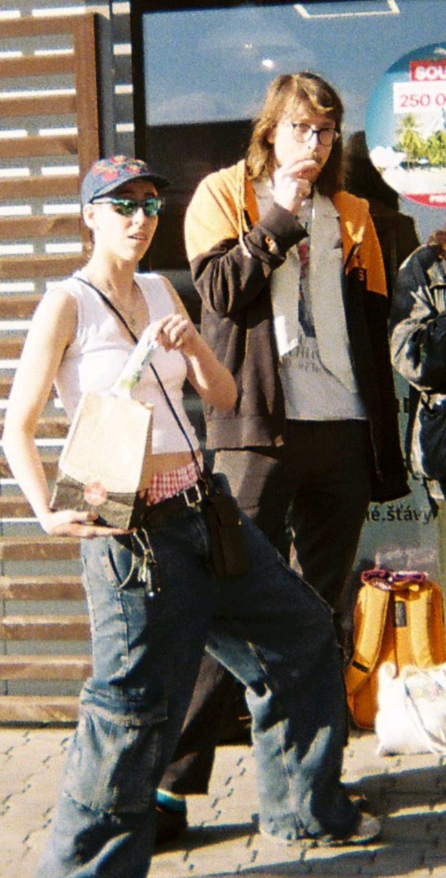 I'm a 25 year old who loves sharing group mea... Main Photo