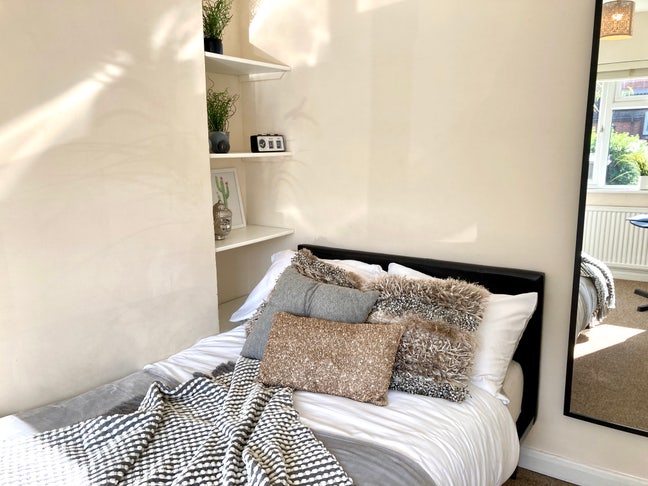 🎇 Light Up Your Life in a Snug Home 🎇 Main Photo