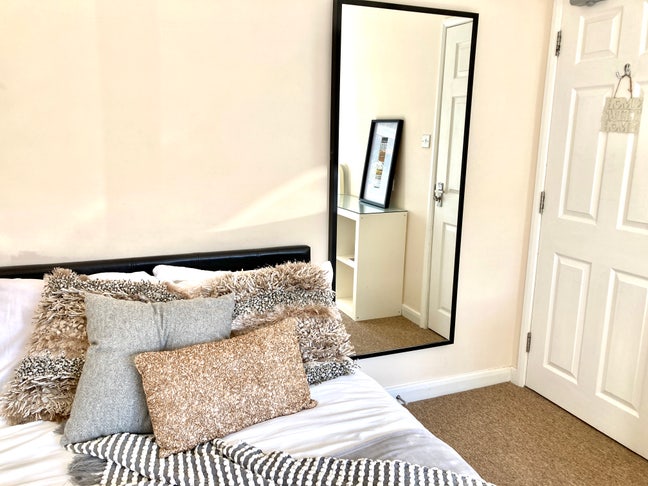 Love Your Home 💛 Love Snug 💛 Available Now 💛 Main Photo