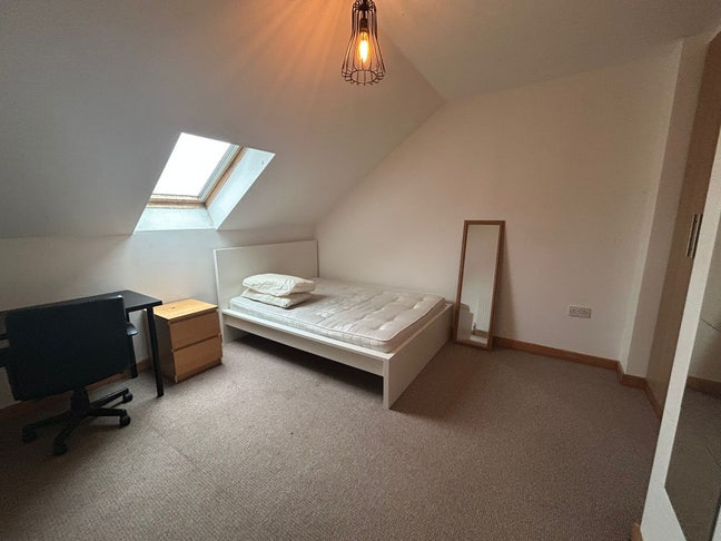 A double bed room with sky-light in St. Pauls Main Photo