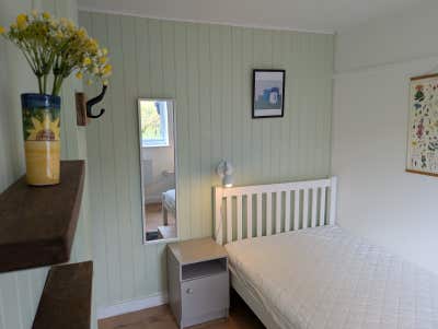 Light, bright ensuite room Main Photo