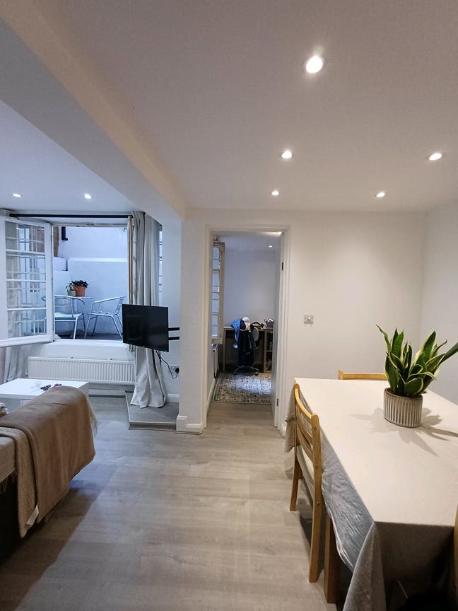 Modern 2 Bed Flat with Terrace Main Photo