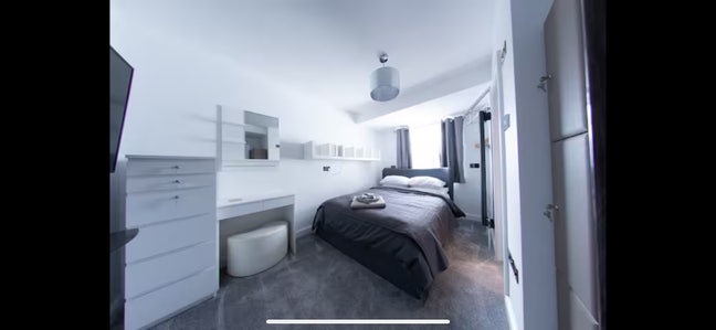 King bed, en-suite, weekly cleaner! Main Photo