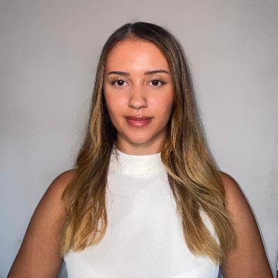 25 yr old female looking to rent a room Main Photo