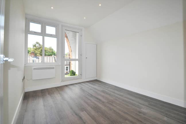 A gorgeous 2 bedroom property is is offered for re Main Photo