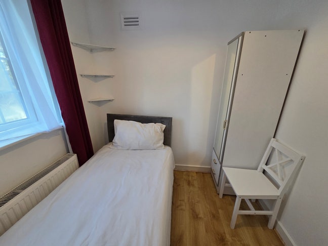 Single Room to Let Short Term - Edgware Main Photo