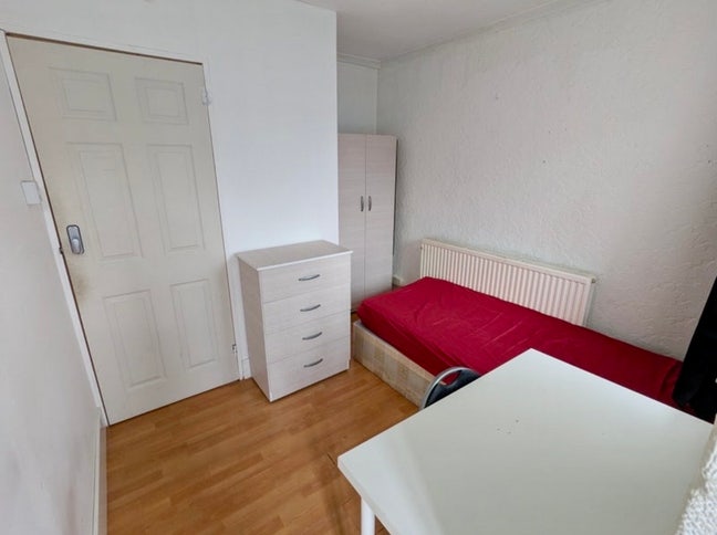 Lovely Room with Balcony in Stepney+All Bill Incld Main Photo
