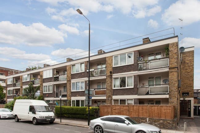 Just a Stop from the City-Central Line-Double Room Main Photo