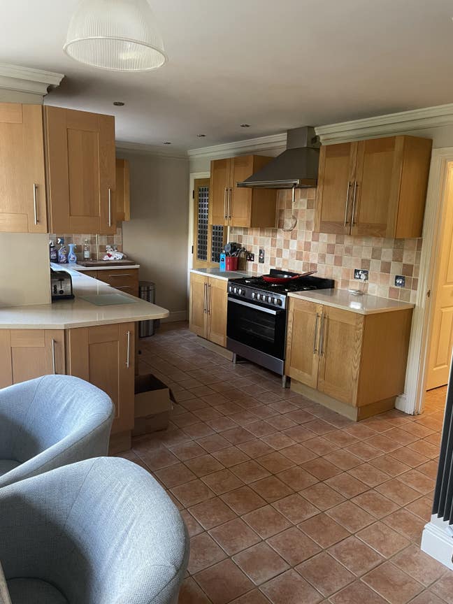 X1 Small Single Room Available in Large House Main Photo