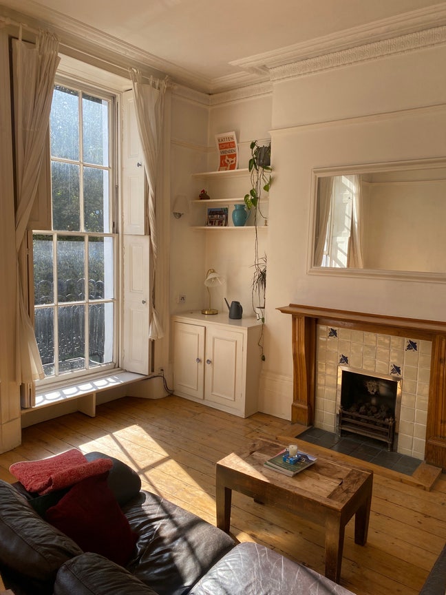 Room available in sunny highbury flat Main Photo