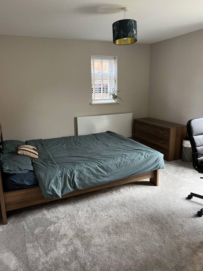 Spacious Double Bedroom with Private Ensuite Main Photo