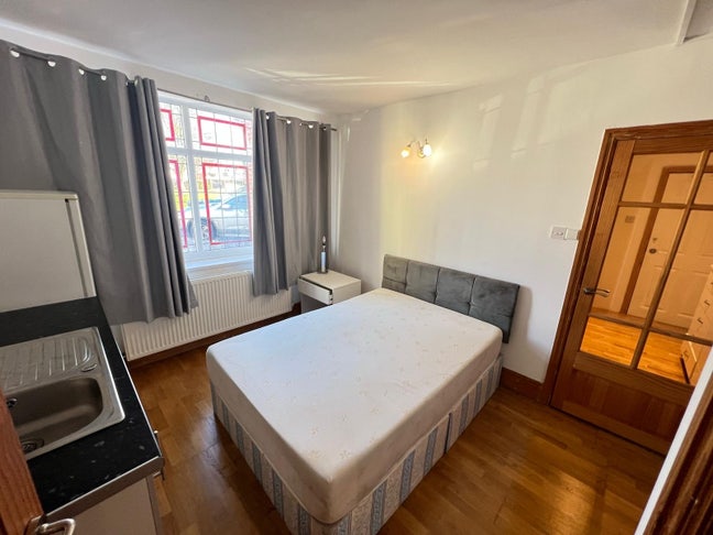 🏡 Studio Flat to Let in - North Wembley  Main Photo