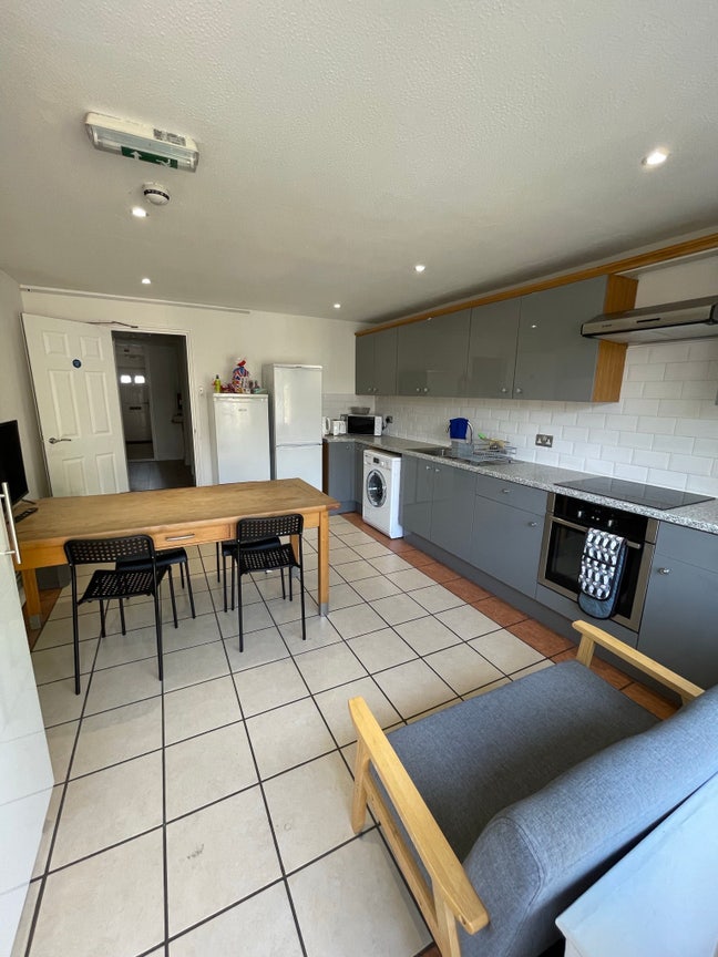 Large Room in Central Milton Keynes (MK9) Main Photo