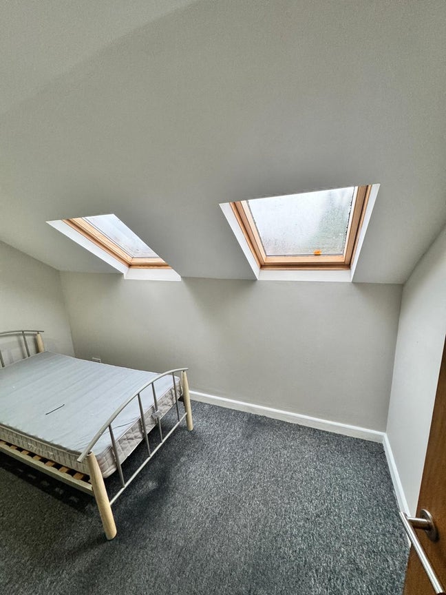 Friendly & Welcoming: 	•	Cozy Loft Room in Family  Main Photo