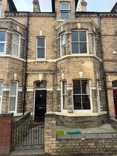 Double bedroom in large furnished shared house  Main Photo