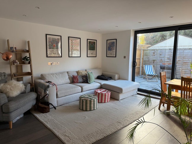 Room in a newly refurbished 2 bed flat Main Photo