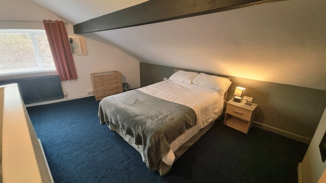 Superb 4 bedroom student house near Bolton Uni Main Photo