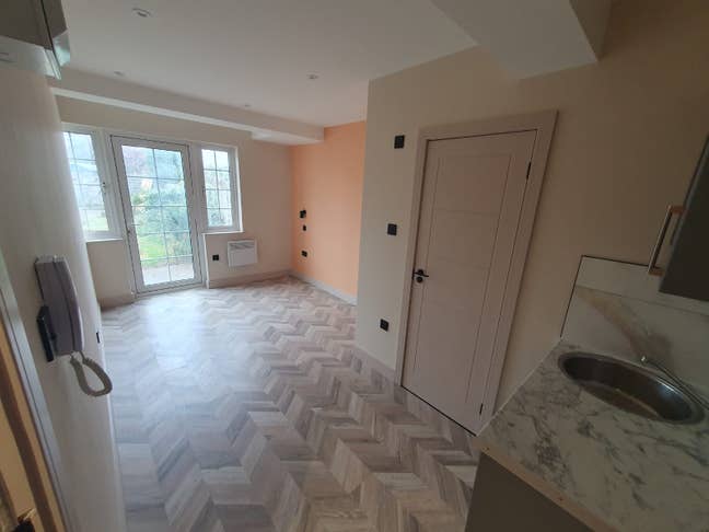 DSS-Studio Flat Available in Morden Kingston KT3 Main Photo