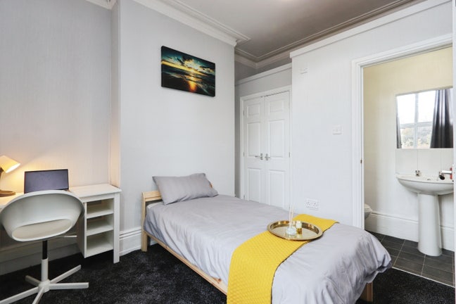 1 Room available in a Newly Renovated House - S11 Main Photo