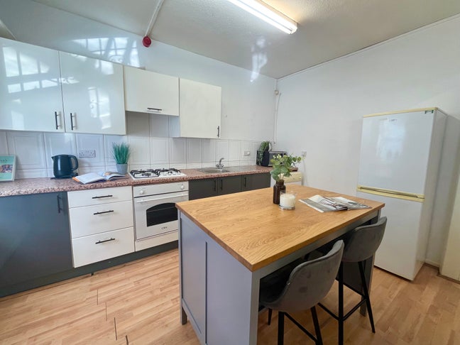 Bills inc Professional Flat Share by Vic Centre Main Photo