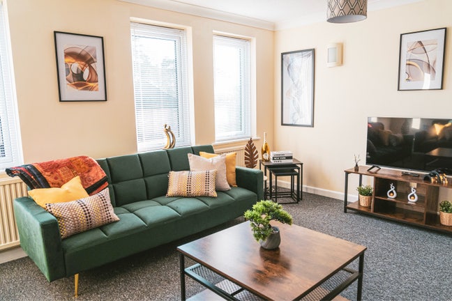 Spacious double bedroom +shower room Cheltenham Main Photo