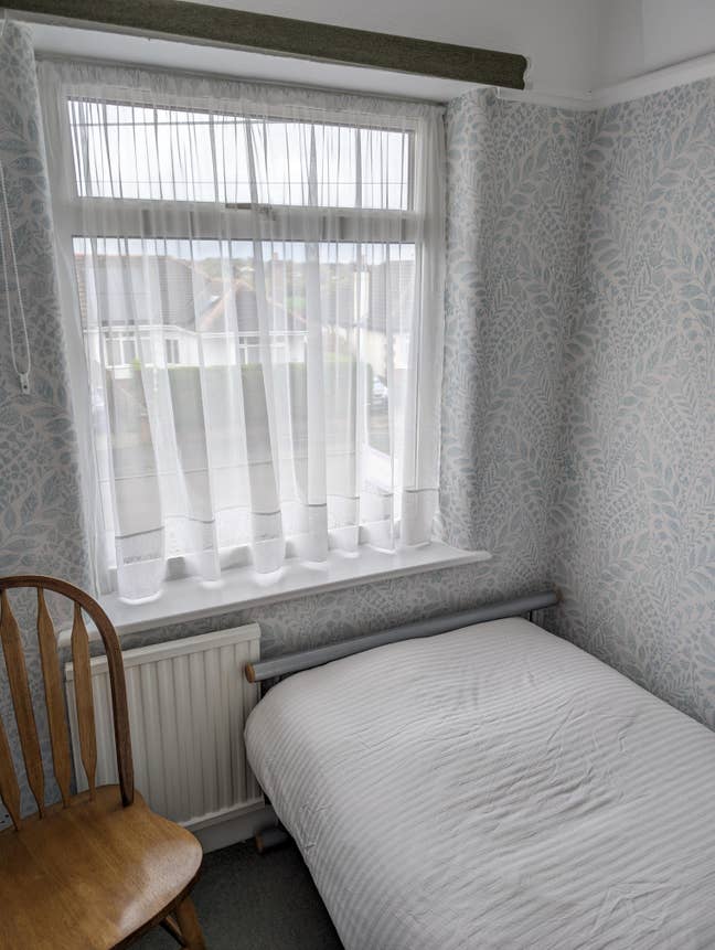 Mon to Fri. Small but newly-decorated single room. Main Photo