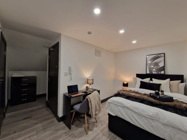 10 minutes from Heathrow en suite rooms ref:32SL Main Photo