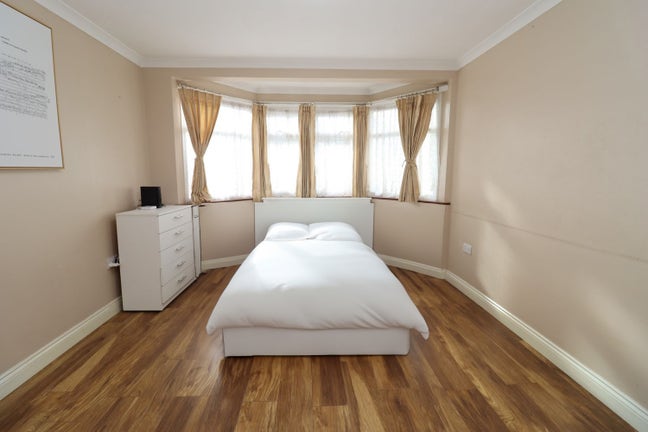 Ensuite+Rooms in Sutton-Sm Main Photo