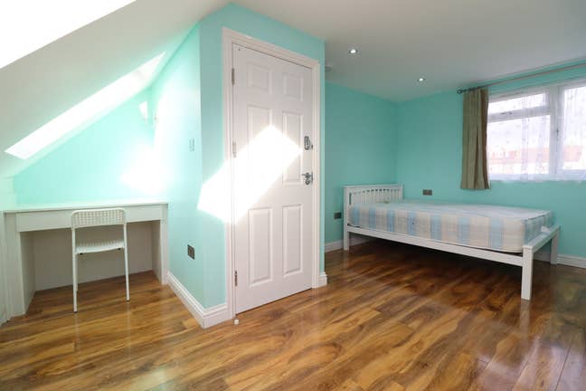 Ensuite+Rooms in Sutton-Sm Main Photo