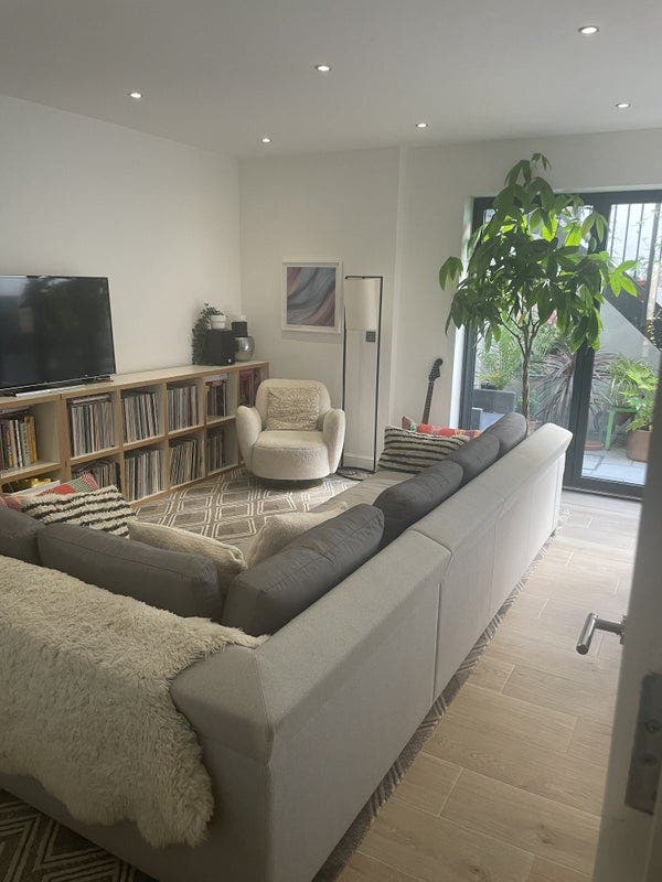 Lovely double room + private bathroom, modern flat Main Photo