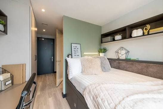 En-suite room in premium 2 bed apartment Zenith  Main Photo