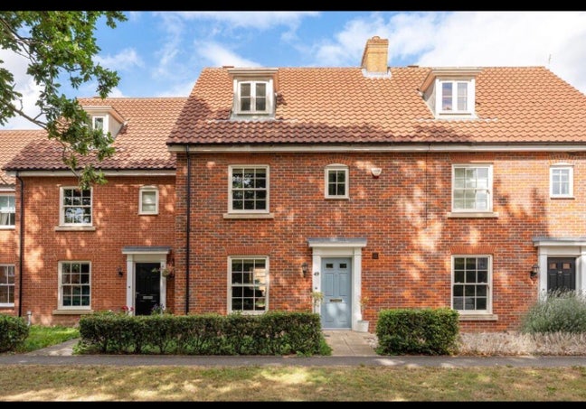 Top floor bedroom with en-suite Main Photo