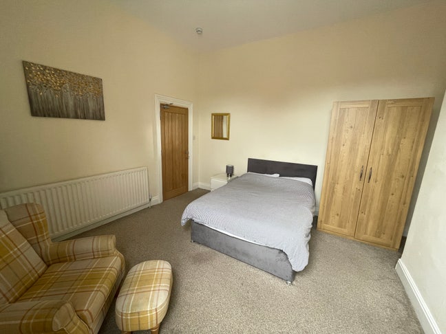 Spacious double room in period house. 2 baths/3 wc Main Photo