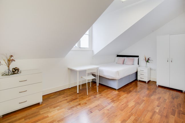 **Spacious Double Room In Kew Gardens** Main Photo