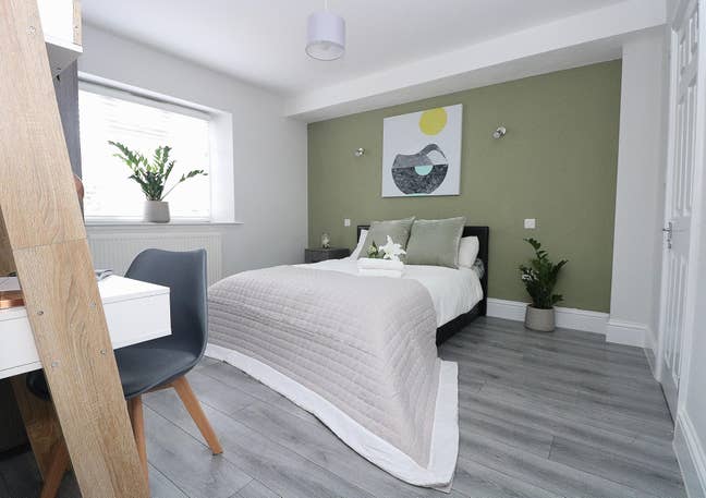 Modern, spacious ensuite in amazing house Main Photo