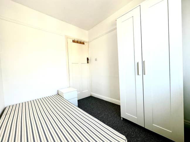 Single Room Available 01/12 (Morden) Main Photo