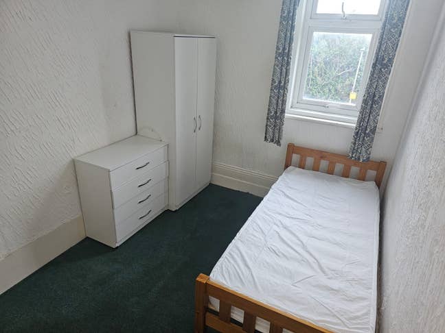 Single Room with Kitchen Area in Southsea 🌞 Main Photo