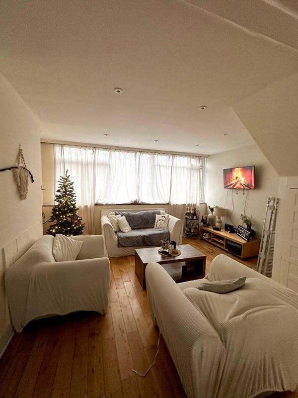 Bright double bedroom in spacious 2 bed house Main Photo