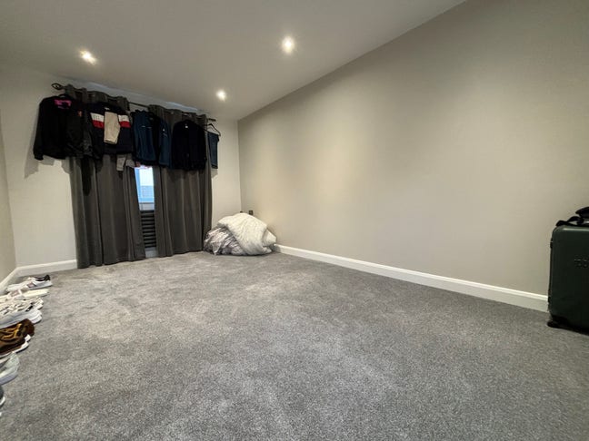 Double Room available in Large Mid Terrace House. Main Photo