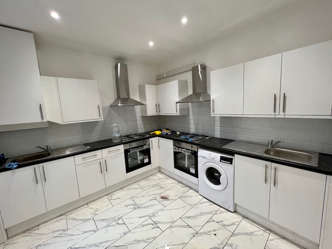 En-suite room in Alperton, London Main Photo