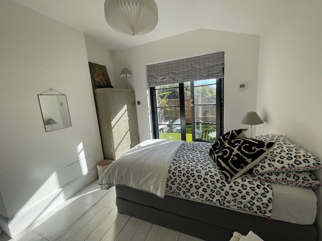 Double room for female in friendly, family home Main Photo