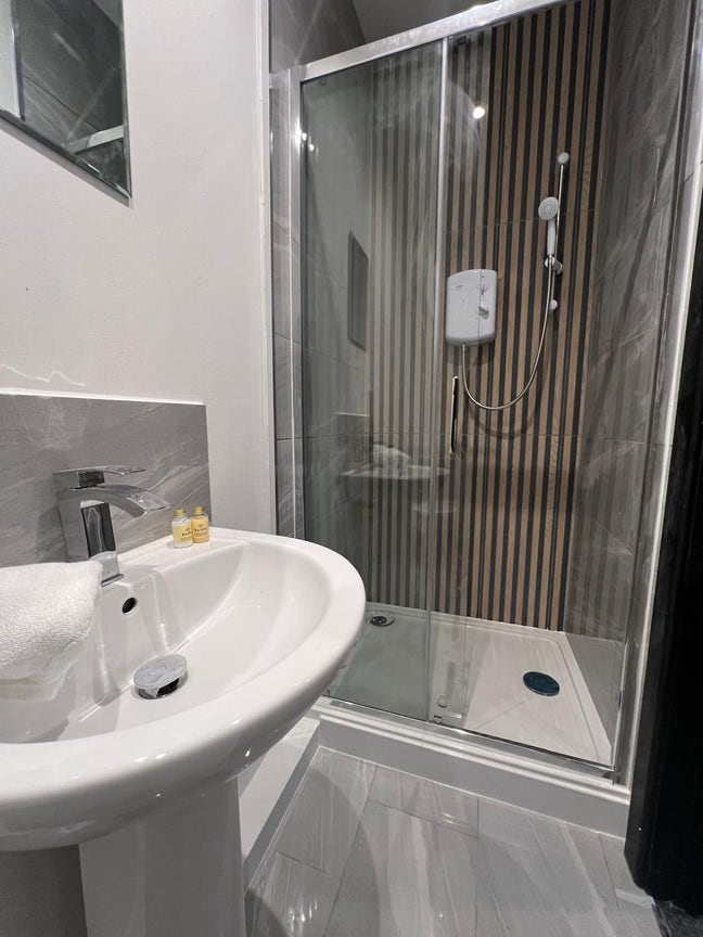 ✨ Newly Refurbished House Share – Stylish Rooms ✨ Main Photo