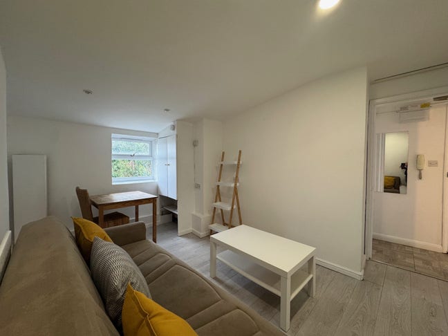 Modern and welcoming a double bedroom flat situate Main Photo