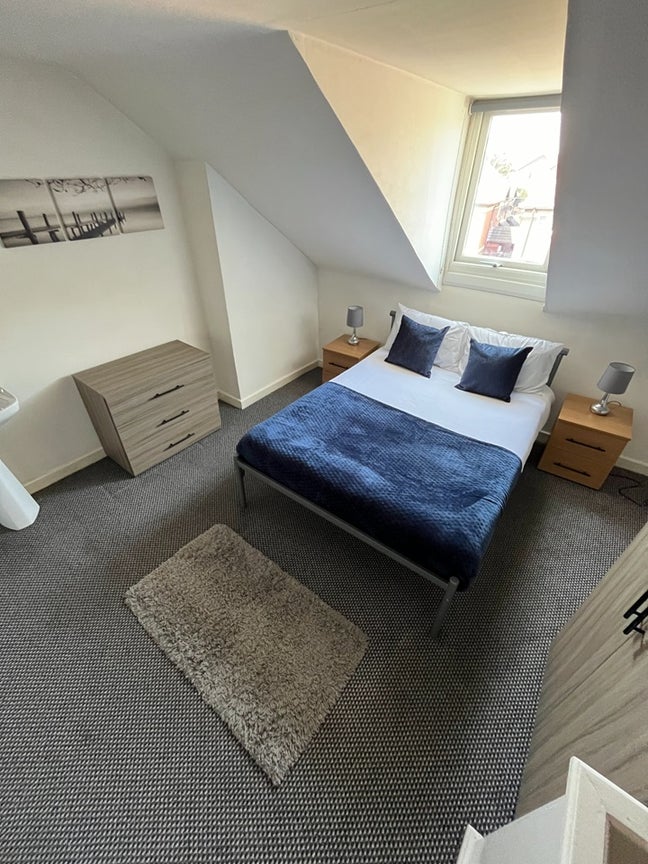 Furnished Double Room – 82 - 84 Station Road Main Photo