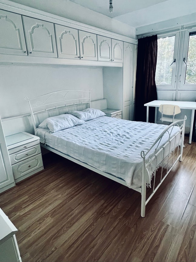 Stepney Green Tube /  Living Room / Available Now Main Photo