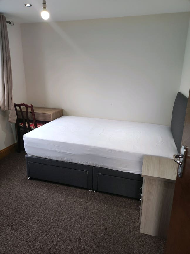 Spacious bedroom en-suite bathroom in Cowley Main Photo