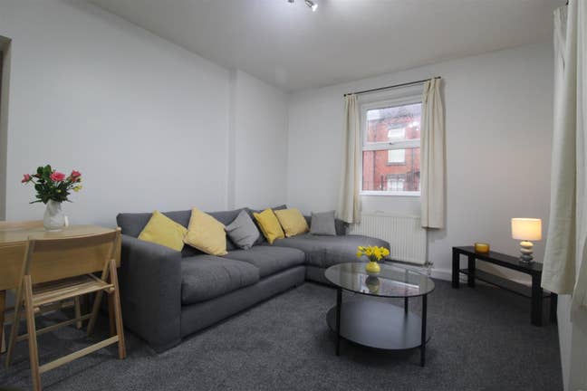 Fully Furnished, Three Bed Apartment in Horsforth Main Photo